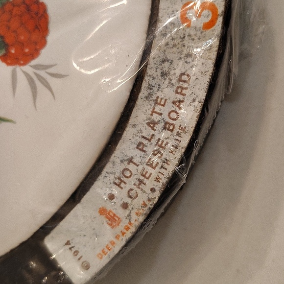 1974 3 in one hot plate cheese board & wall plaque with knife and hanger. - Picture 2 of 7